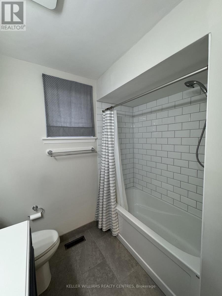 Main - 691 Irwin Crescent, Newmarket, ON - Indoor Photo Showing Bathroom