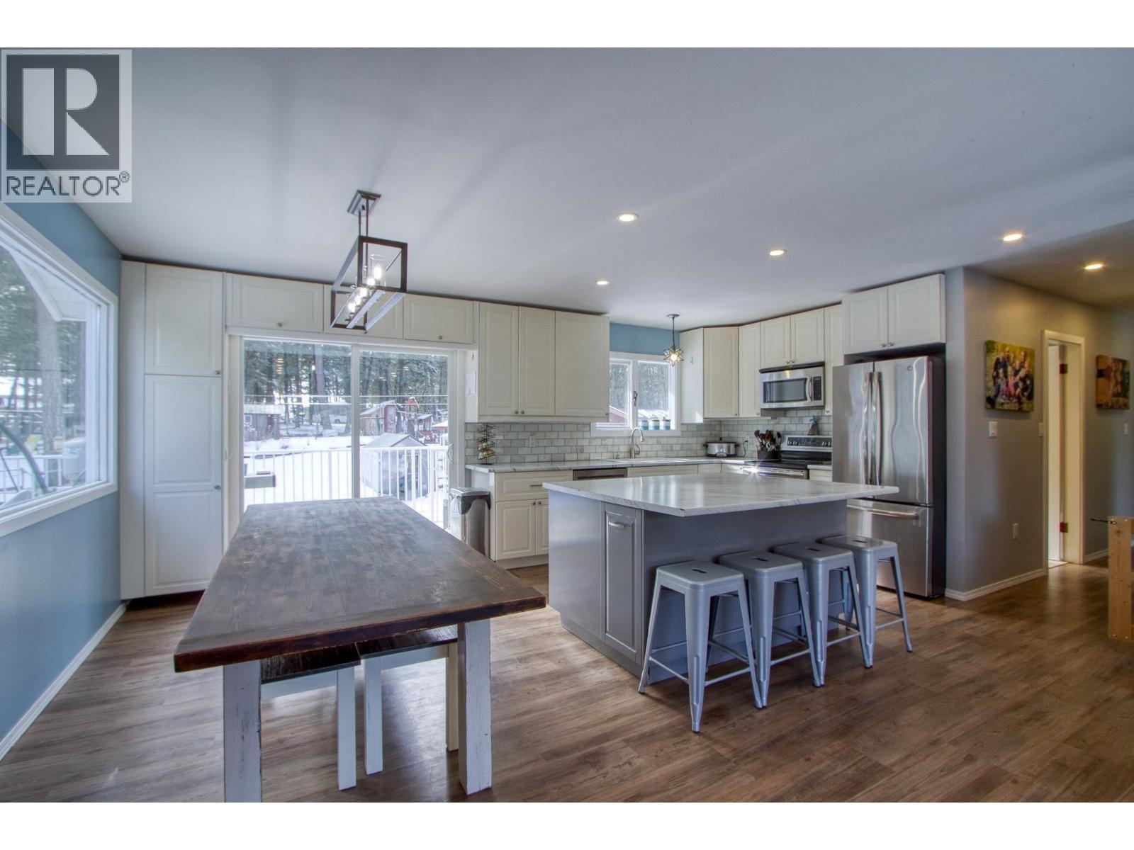 5047 Easzee Drive, 108 Mile Ranch, BC - Indoor Photo Showing Kitchen With Upgraded Kitchen