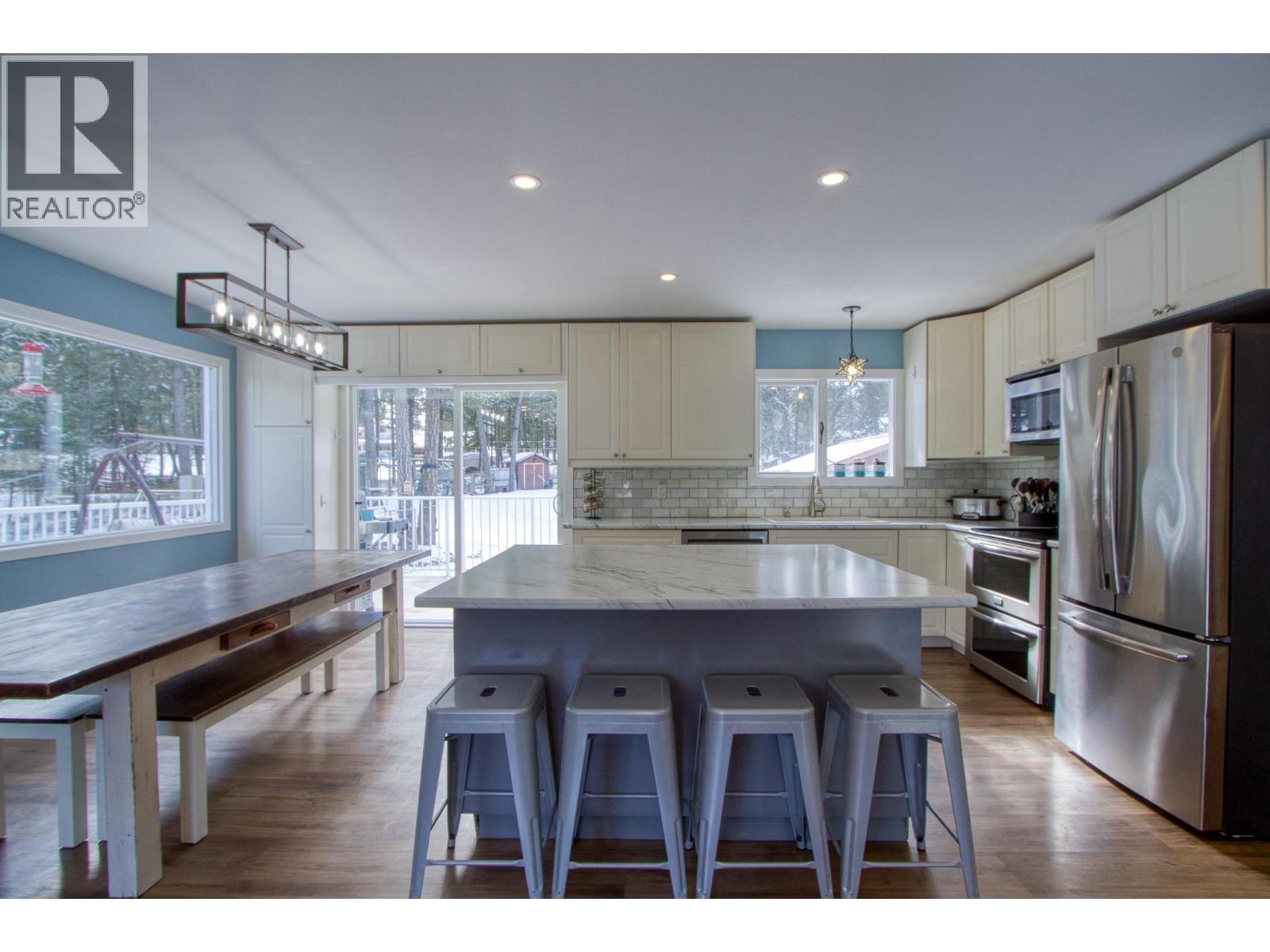 5047 Easzee Drive, 108 Mile Ranch, BC - Indoor Photo Showing Kitchen