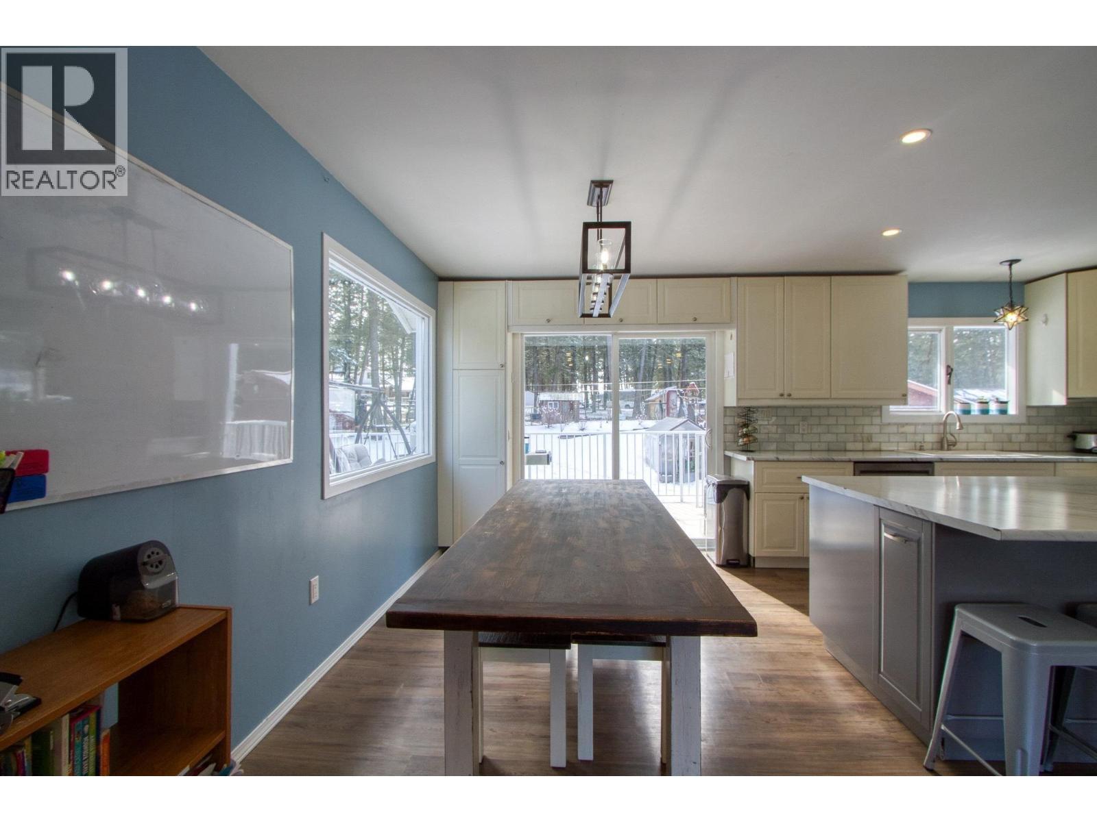 5047 Easzee Drive, 108 Mile Ranch, BC - Indoor Photo Showing Kitchen