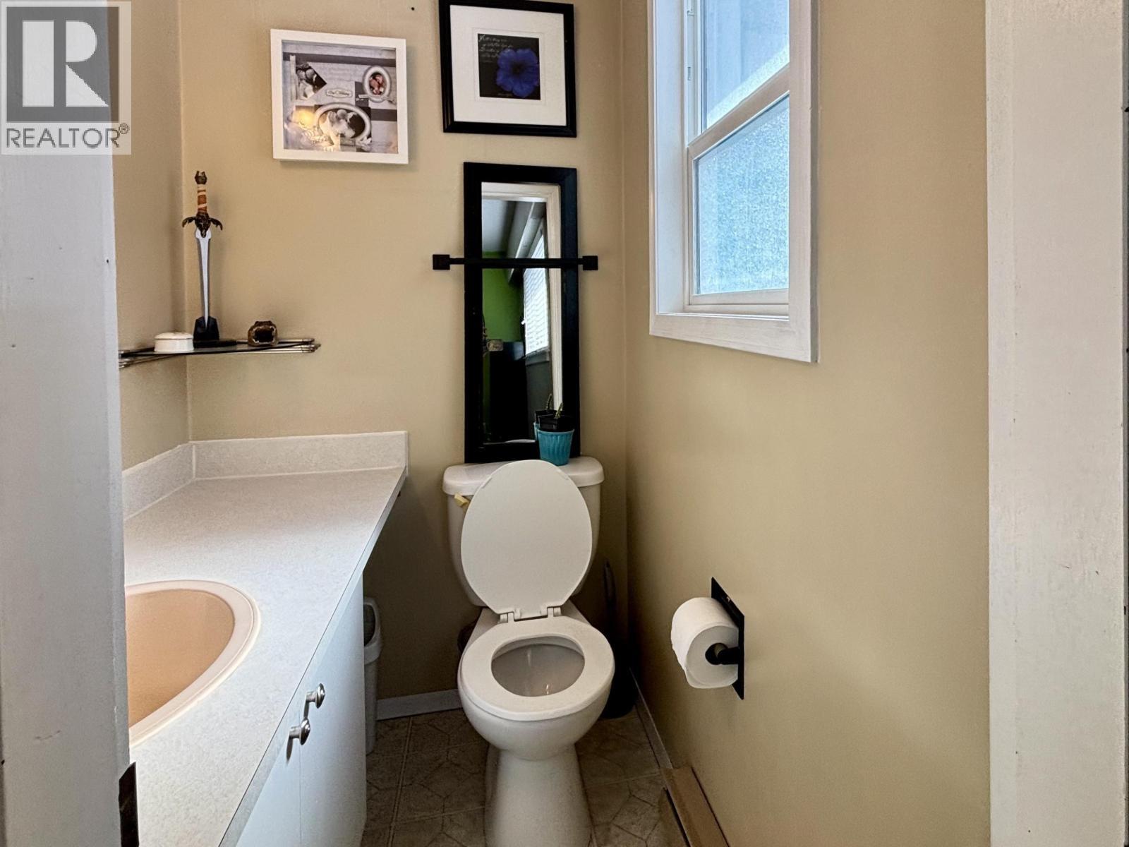 5047 Easzee Drive, 108 Mile Ranch, BC - Indoor Photo Showing Bathroom