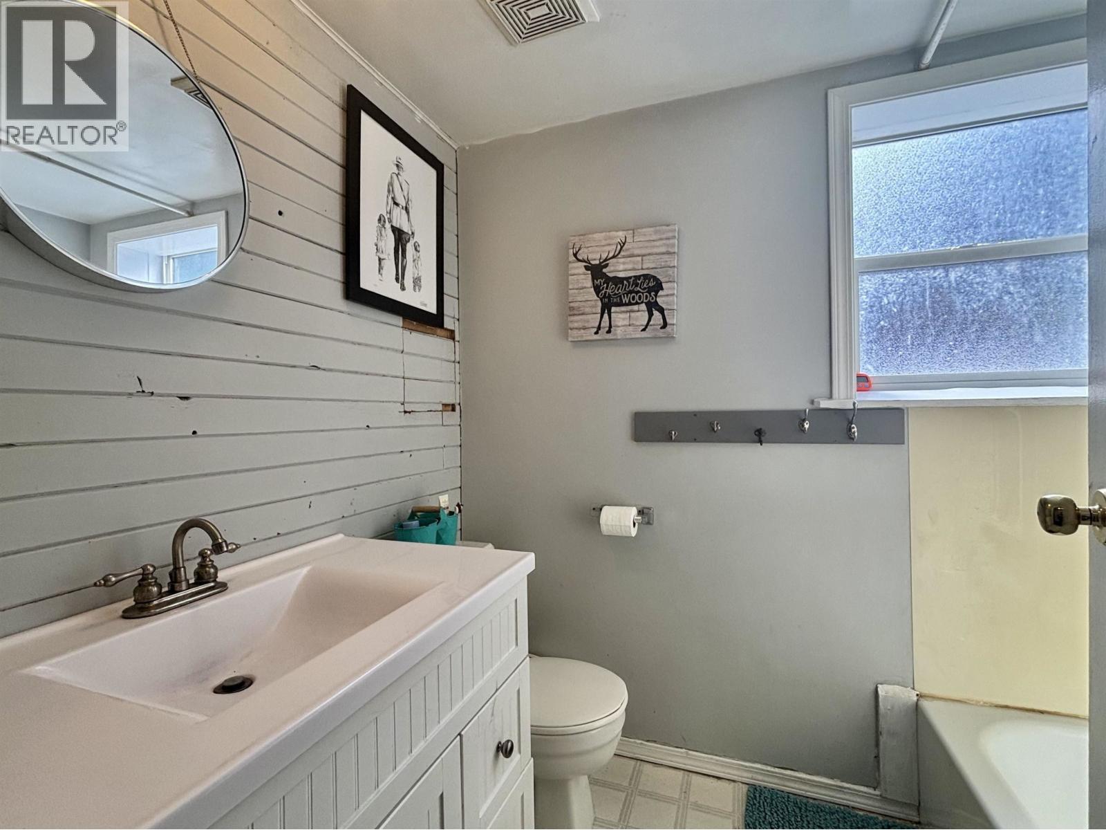 5047 Easzee Drive, 108 Mile Ranch, BC - Indoor Photo Showing Bathroom