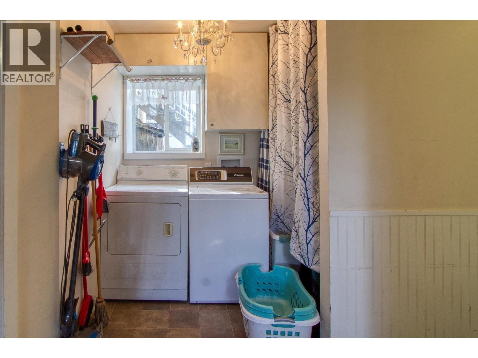 5047 Easzee Drive, 108 Mile Ranch, BC - Indoor Photo Showing Laundry Room