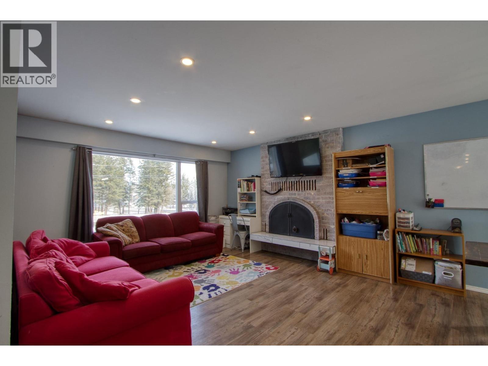 5047 Easzee Drive, 108 Mile Ranch, BC - Indoor Photo Showing Living Room With Fireplace