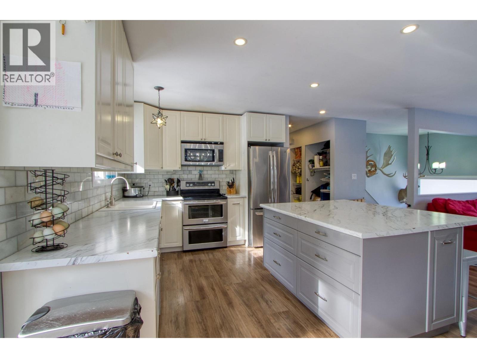 5047 Easzee Drive, 108 Mile Ranch, BC - Indoor Photo Showing Kitchen With Upgraded Kitchen