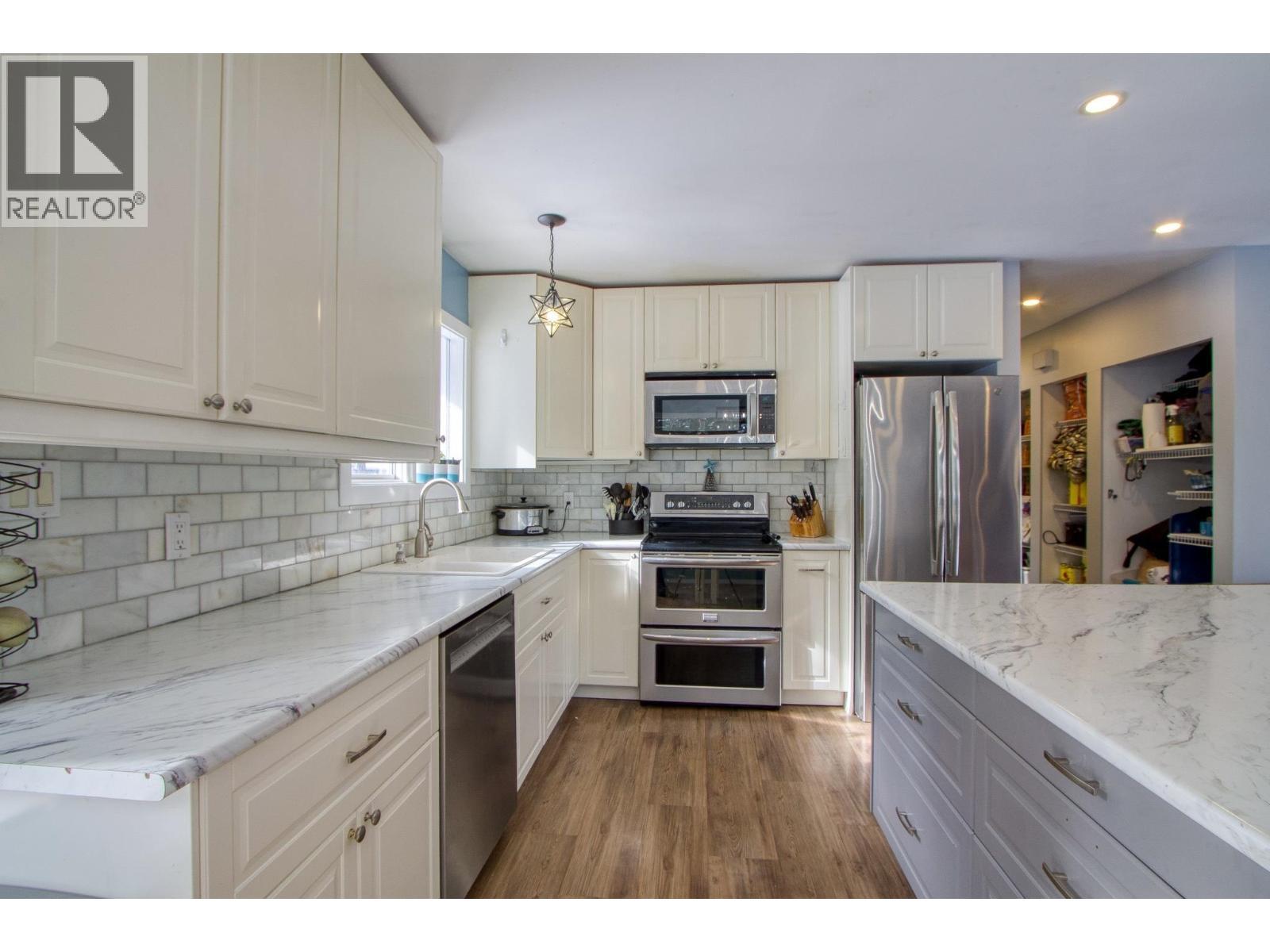 5047 Easzee Drive, 108 Mile Ranch, BC - Indoor Photo Showing Kitchen With Upgraded Kitchen