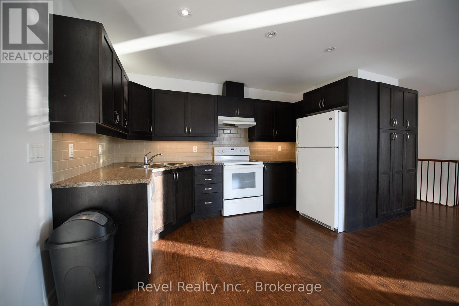 4 - 64 River Road E, Wasaga Beach, ON - Indoor Photo Showing Kitchen With Double Sink