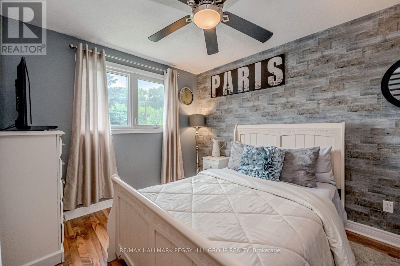 1923 10Th Line, Innisfil, ON - Indoor Photo Showing Bedroom