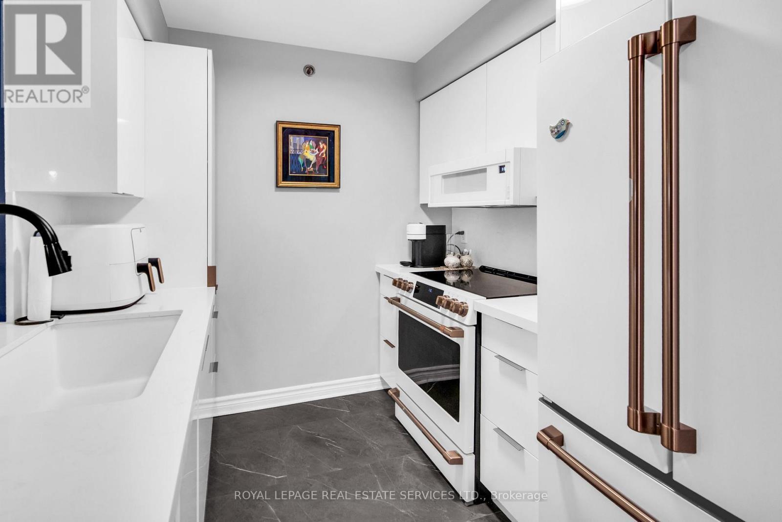 1219 - 35 Saranac Boulevard, Toronto, ON - Indoor Photo Showing Kitchen