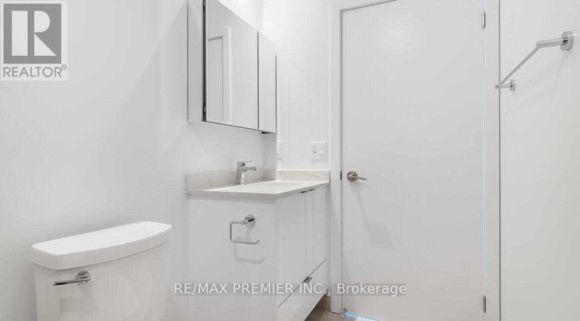Ph 08 - 1928 Lake Shore Boulevard, Toronto, ON - Photo Showing Bathroom