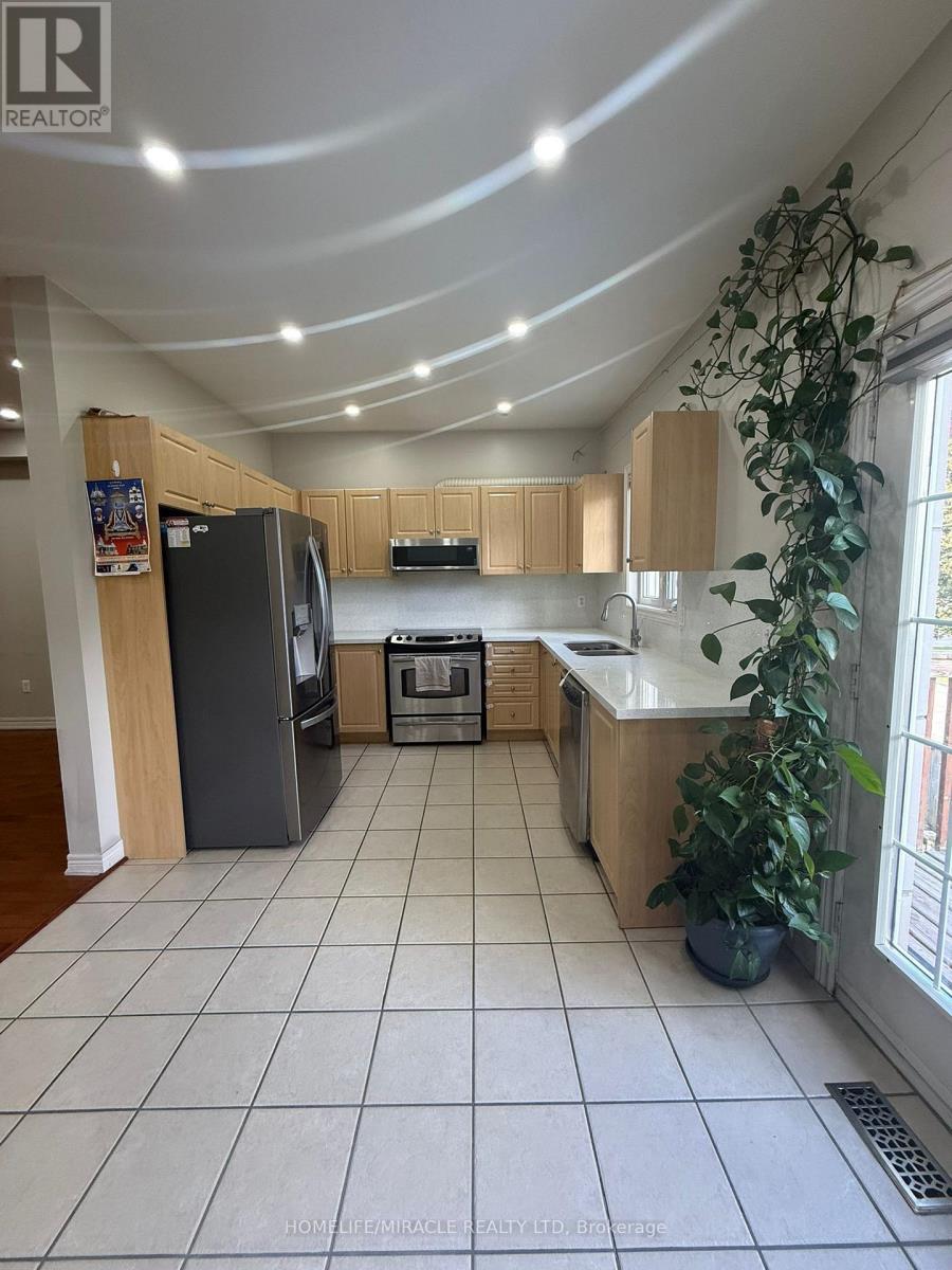 9 Joseph Street, Brampton, ON - Indoor Photo Showing Kitchen