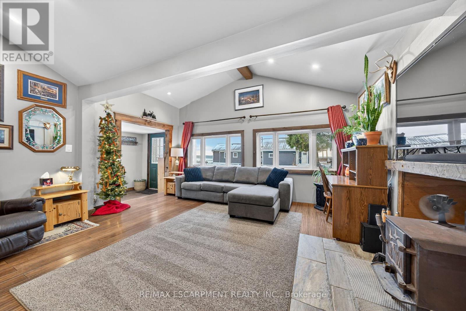 1457 Lakeshore Road, Haldimand, ON - Indoor Photo Showing Living Room