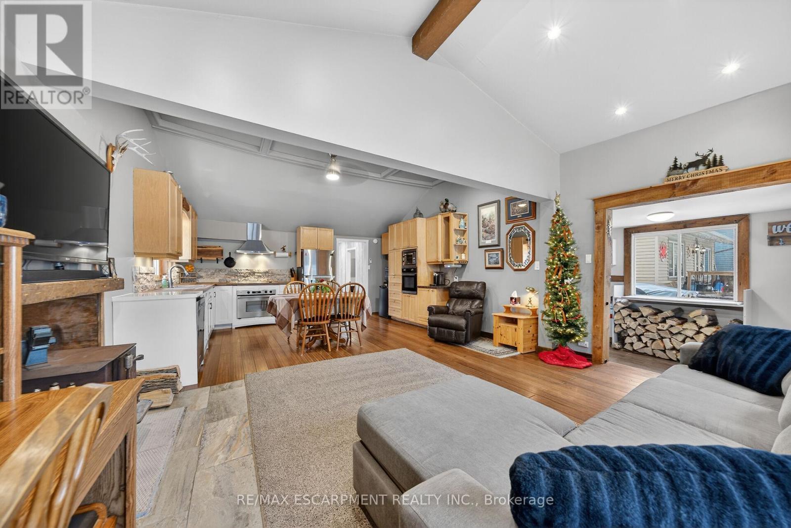 1457 Lakeshore Road, Haldimand, ON - Indoor Photo Showing Living Room