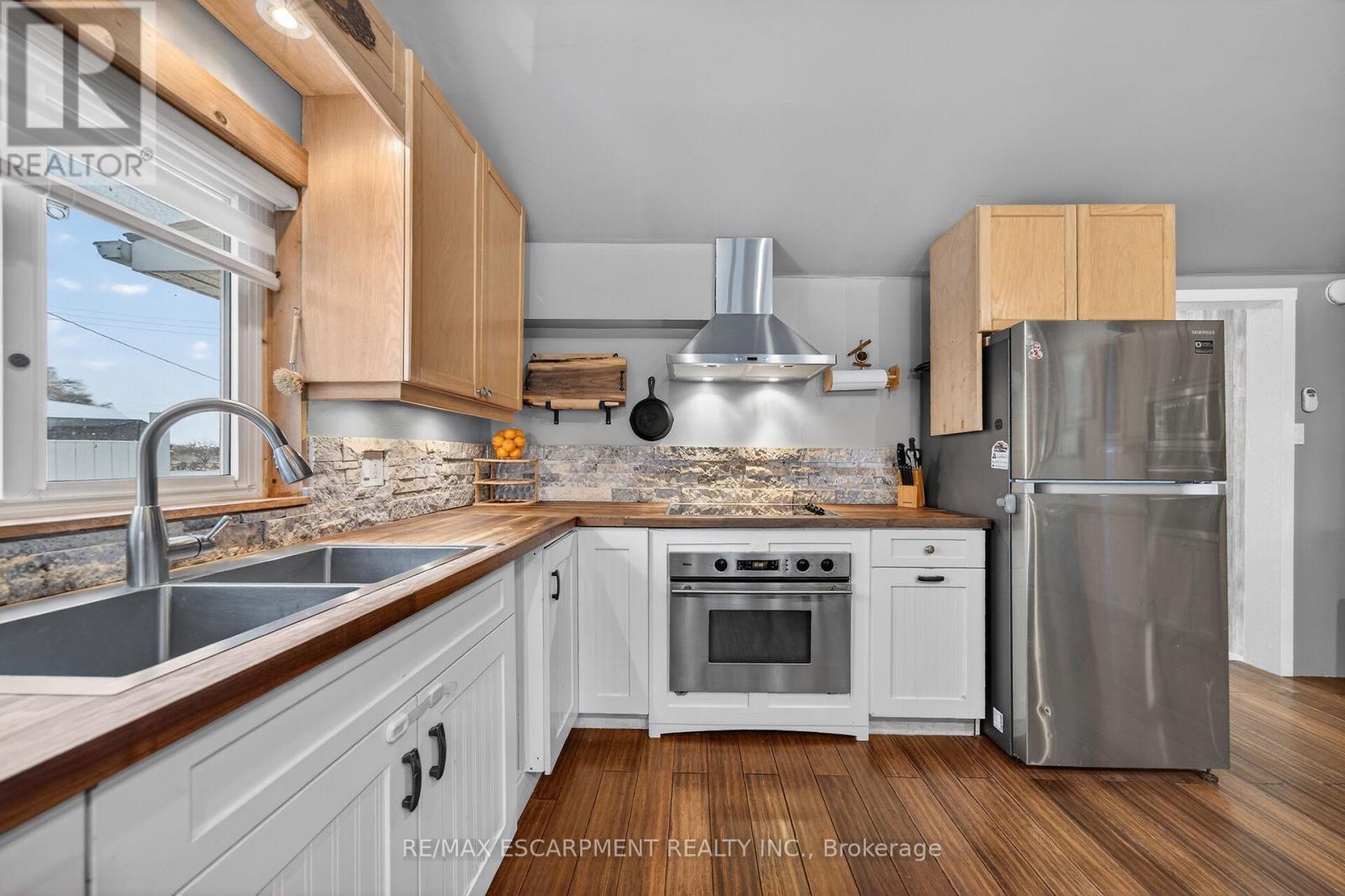 1457 Lakeshore Road, Haldimand, ON - Indoor Photo Showing Kitchen With Double Sink With Upgraded Kitchen