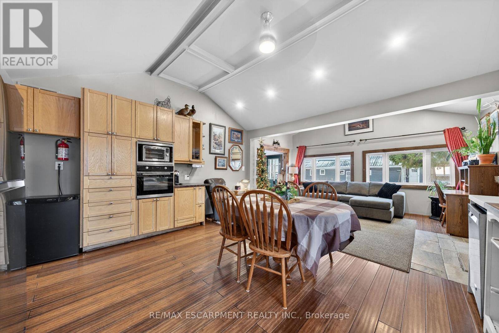 1457 Lakeshore Road, Haldimand, ON - Indoor Photo Showing Kitchen