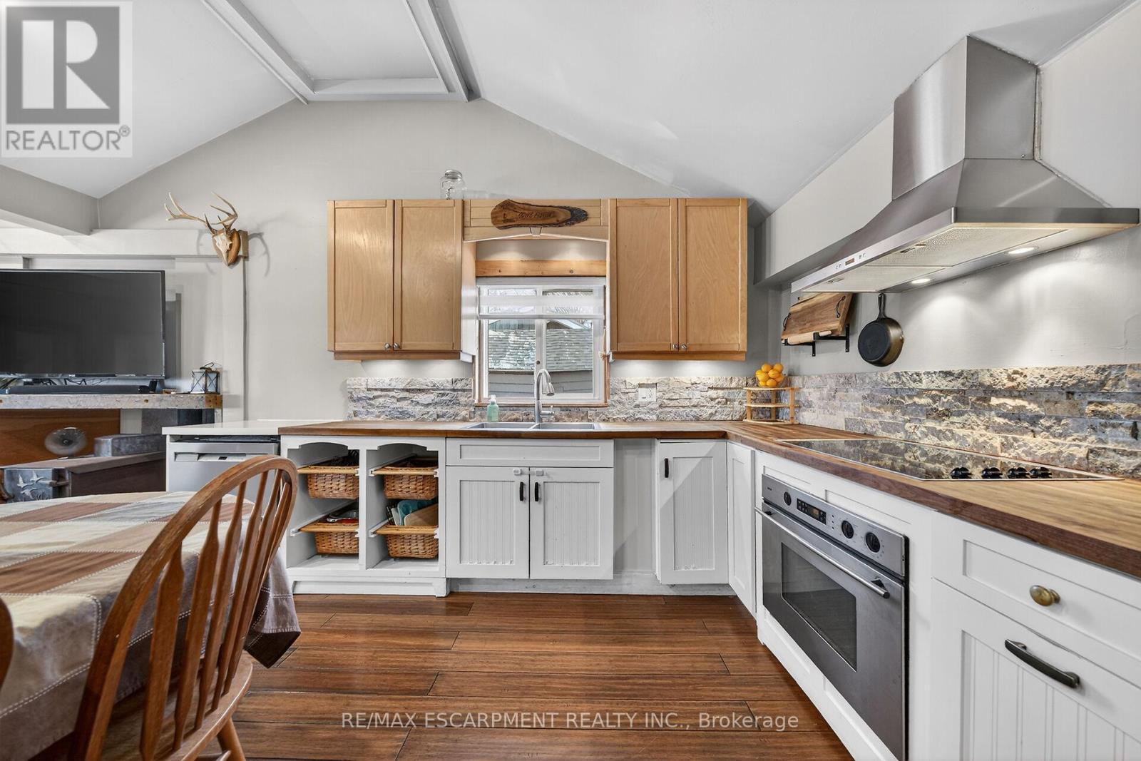 1457 Lakeshore Road, Haldimand, ON - Indoor Photo Showing Kitchen With Upgraded Kitchen