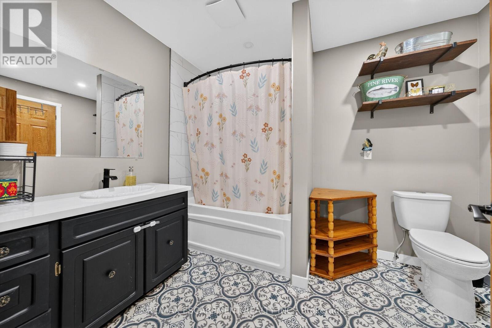 1457 Lakeshore Road, Haldimand, ON - Indoor Photo Showing Bathroom