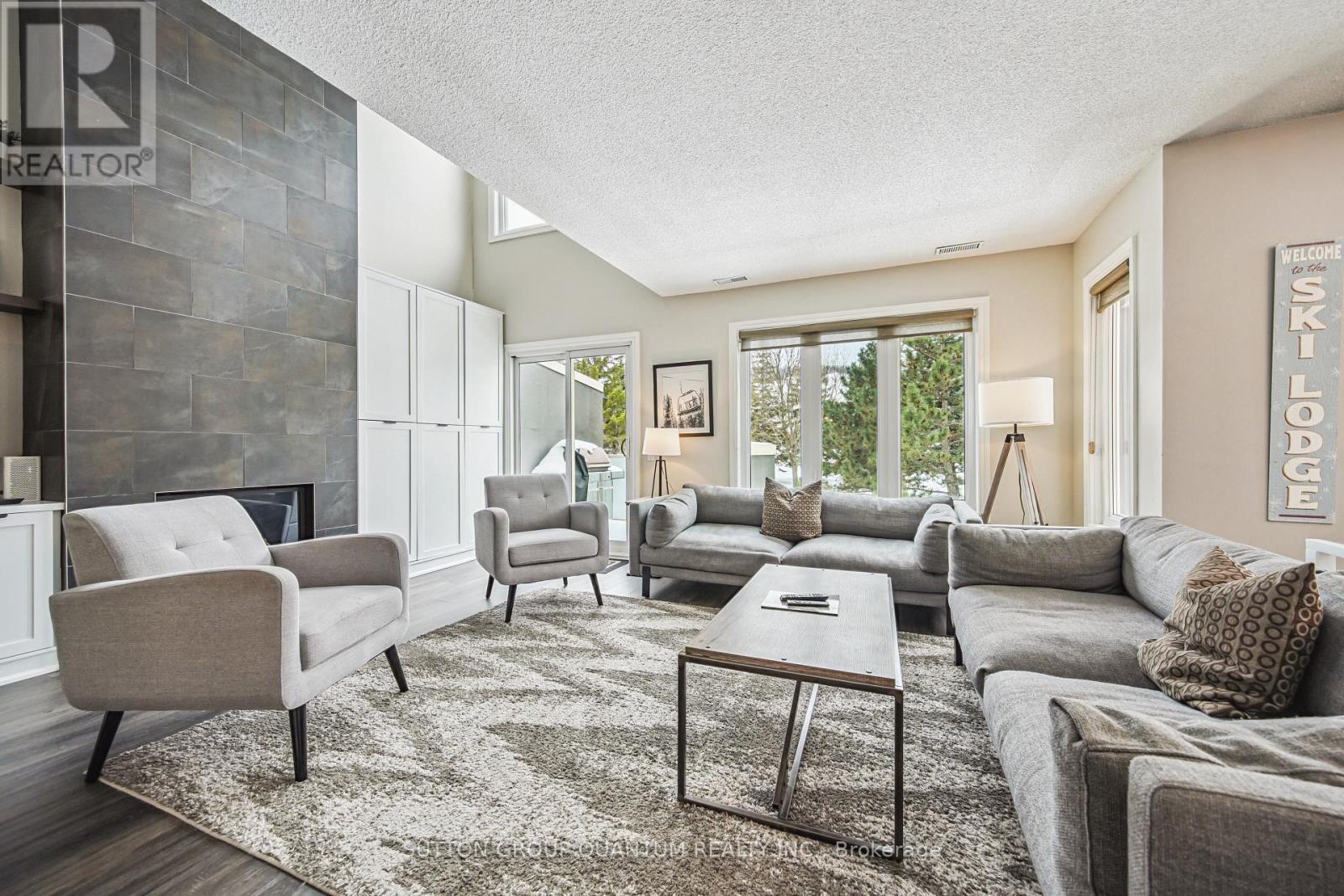 218 - 120 Fairway Court, Blue Mountains, ON - Indoor Photo Showing Living Room