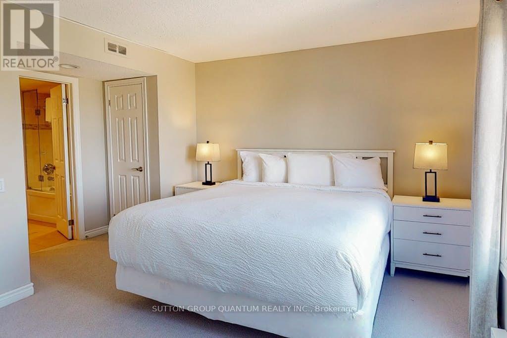 218 - 120 Fairway Court, Blue Mountains, ON - Indoor Photo Showing Bedroom