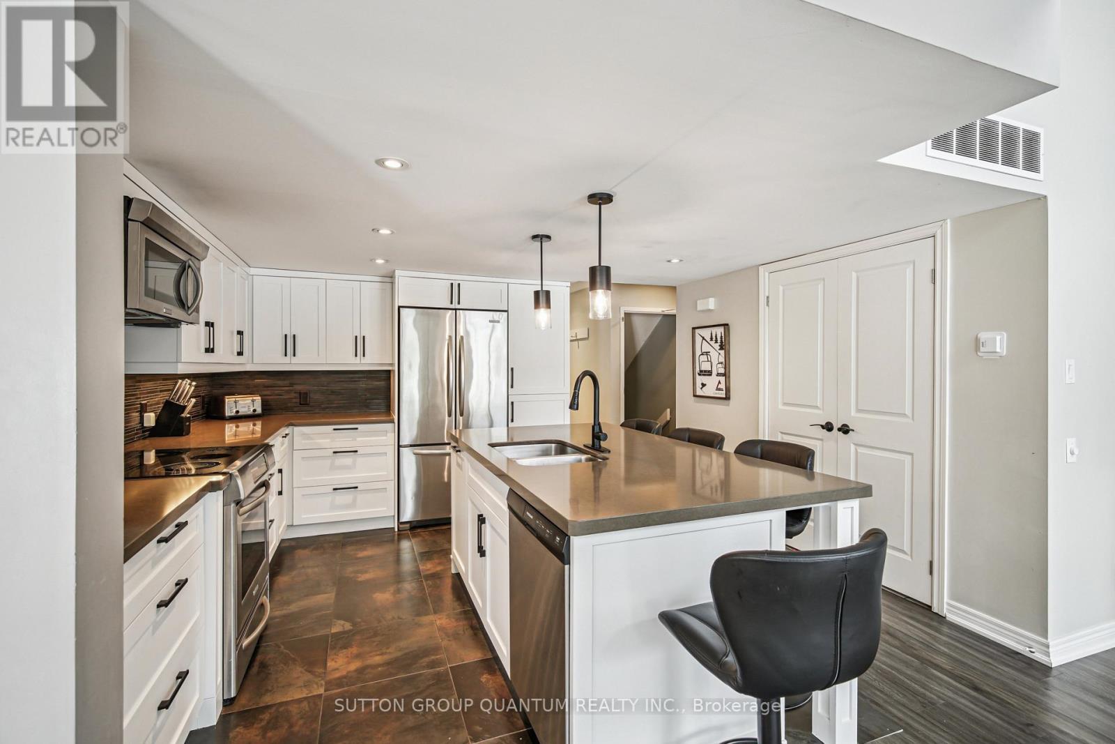 218 - 120 Fairway Court, Blue Mountains, ON - Indoor Photo Showing Kitchen With Upgraded Kitchen
