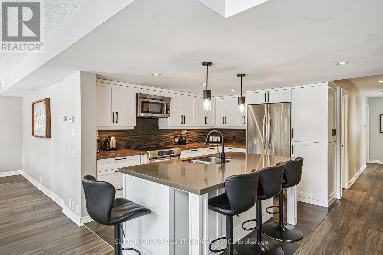 218 - 120 Fairway Court, Blue Mountains, ON - Indoor Photo Showing Kitchen With Double Sink With Upgraded Kitchen