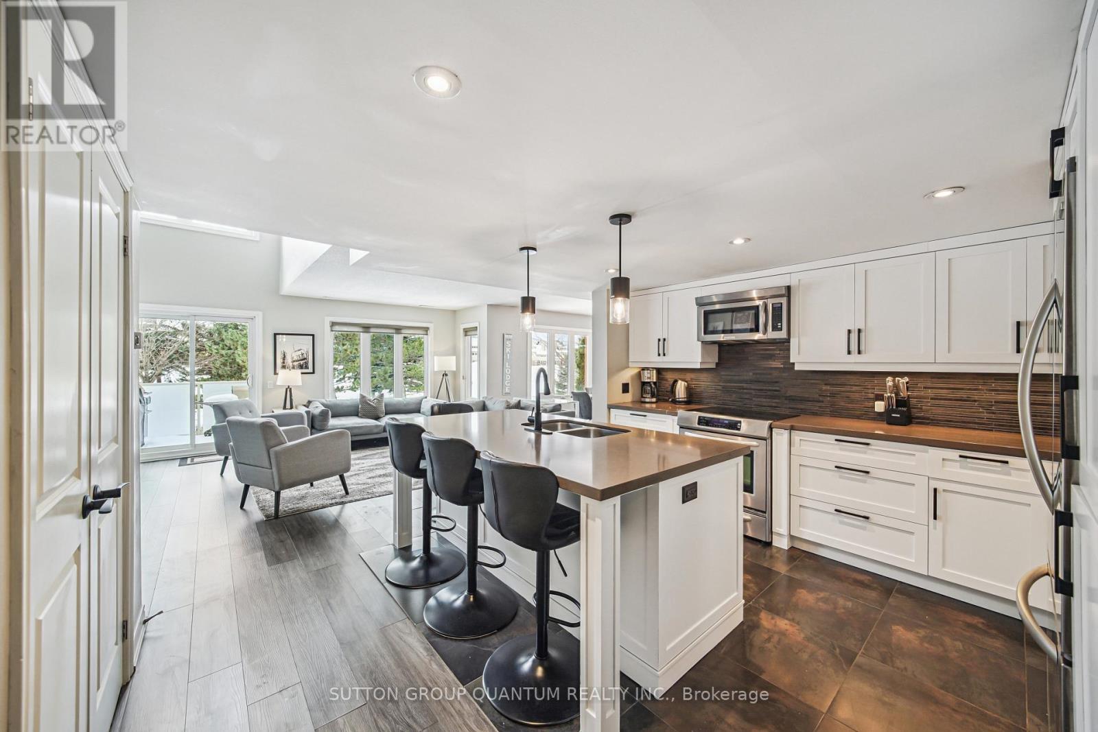 218 - 120 Fairway Court, Blue Mountains, ON - Indoor Photo Showing Kitchen With Double Sink With Upgraded Kitchen