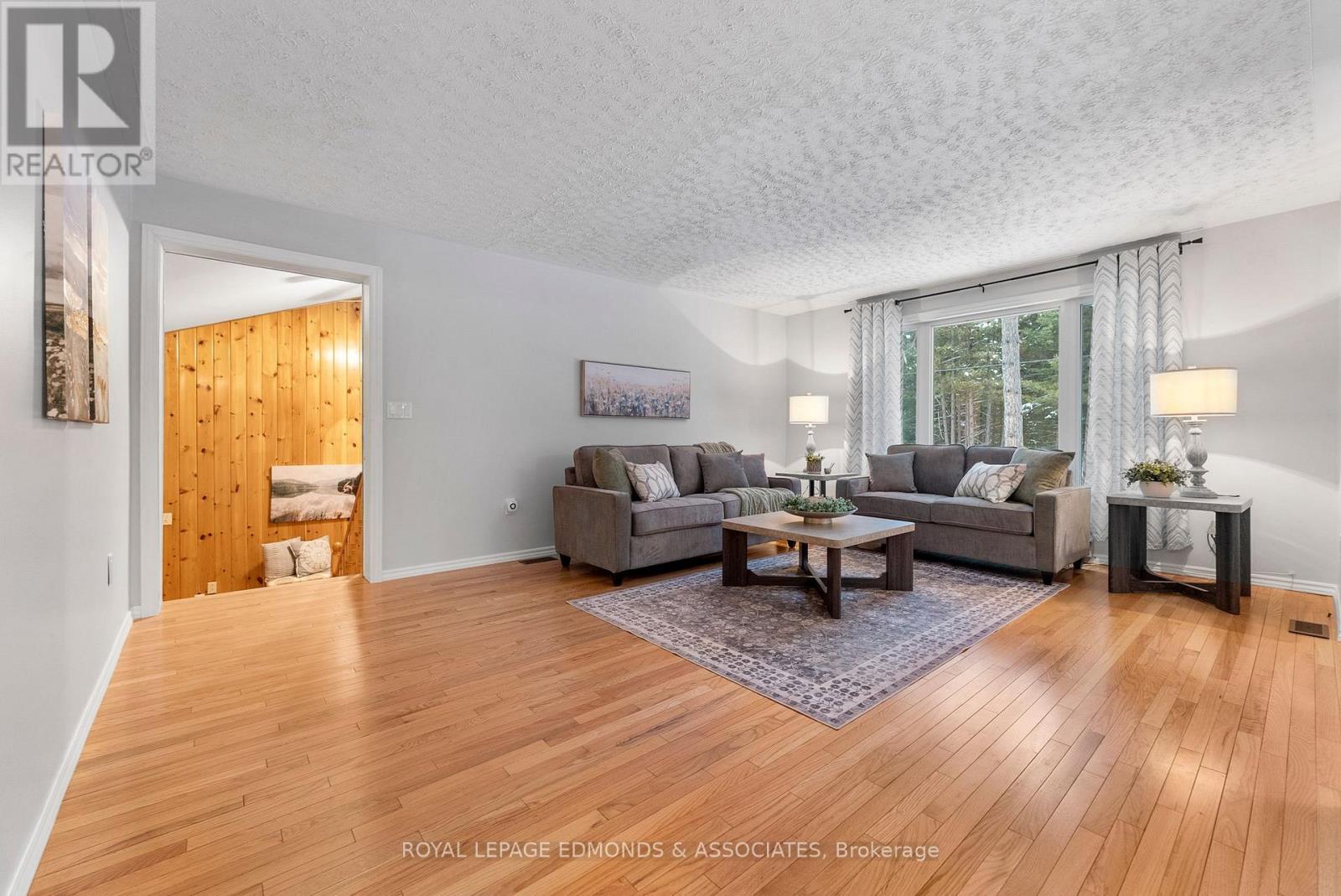 1137 Locksley Road, Laurentian Valley, ON - Indoor Photo Showing Living Room