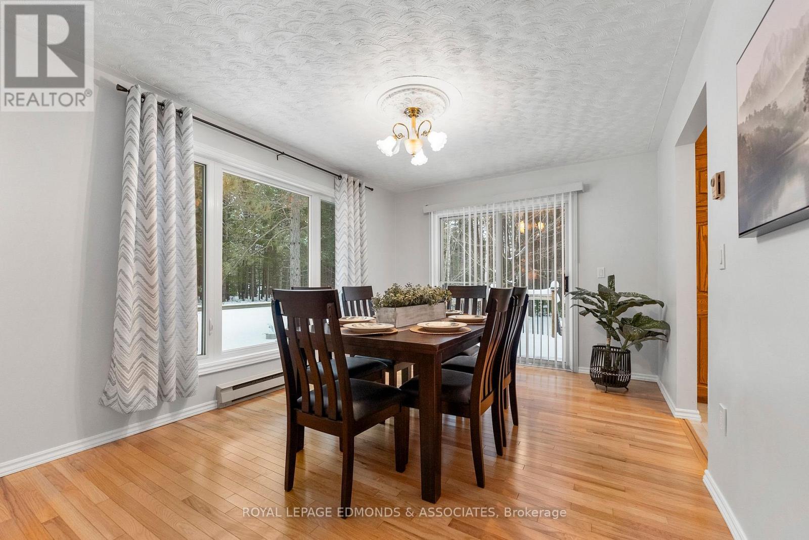 1137 Locksley Road, Laurentian Valley, ON - Indoor Photo Showing Dining Room