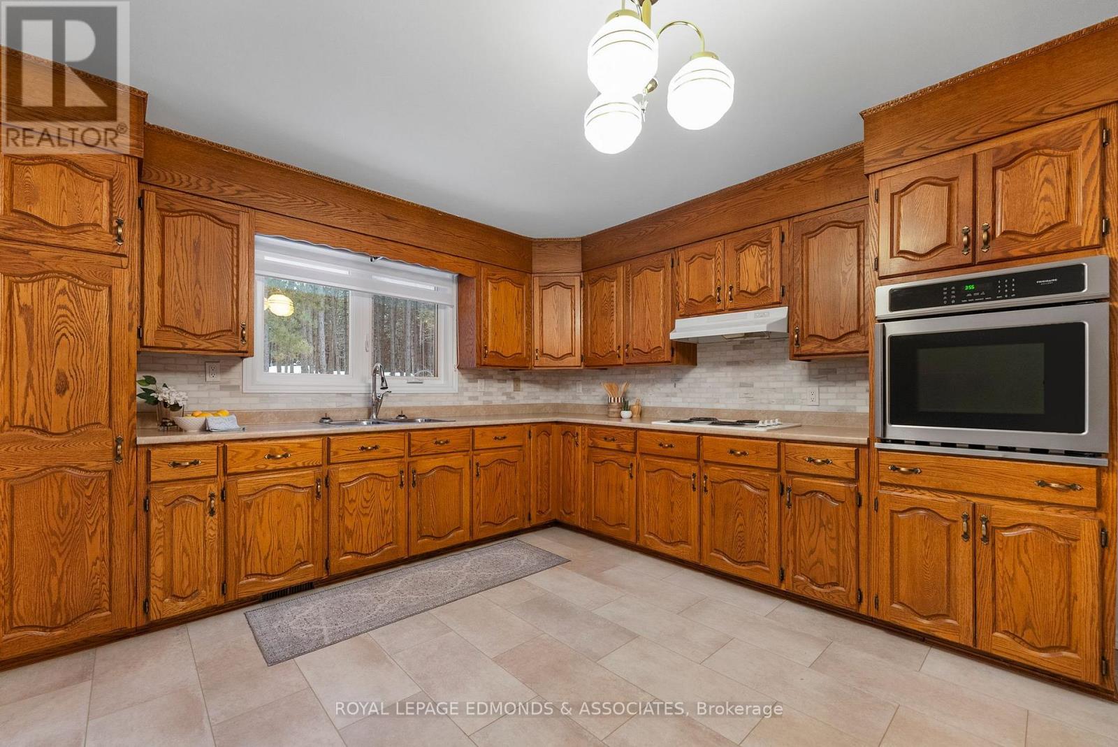 1137 Locksley Road, Laurentian Valley, ON - Indoor Photo Showing Kitchen With Double Sink
