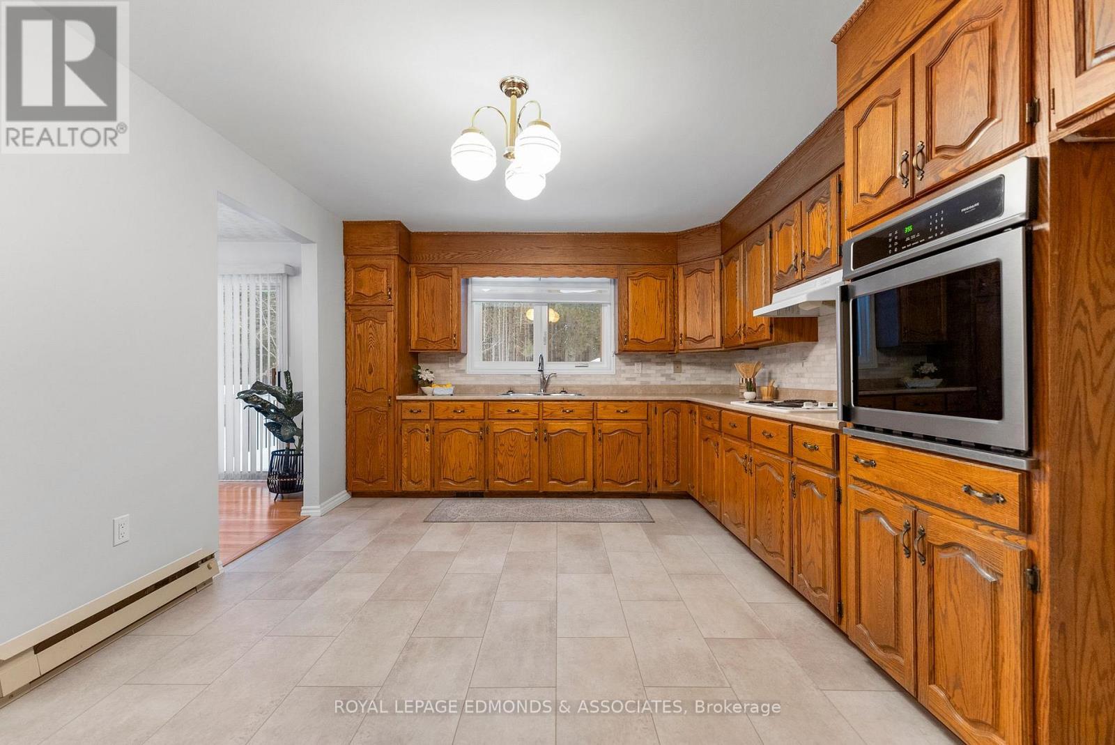 1137 Locksley Road, Laurentian Valley, ON - Indoor Photo Showing Kitchen