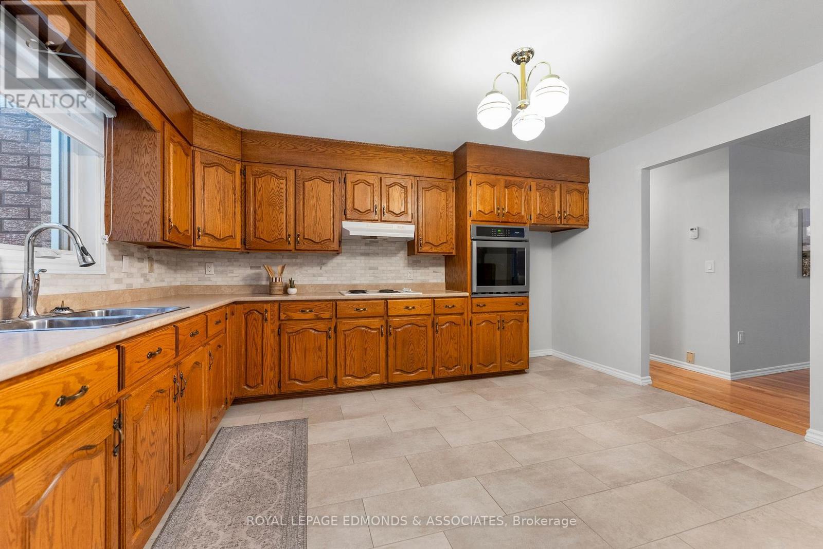 1137 Locksley Road, Laurentian Valley, ON - Indoor Photo Showing Kitchen With Double Sink