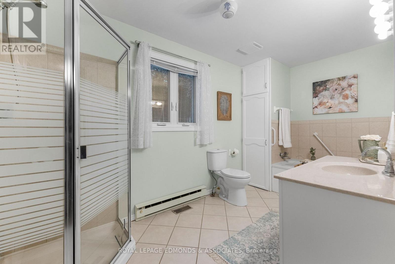 1137 Locksley Road, Laurentian Valley, ON - Indoor Photo Showing Bathroom