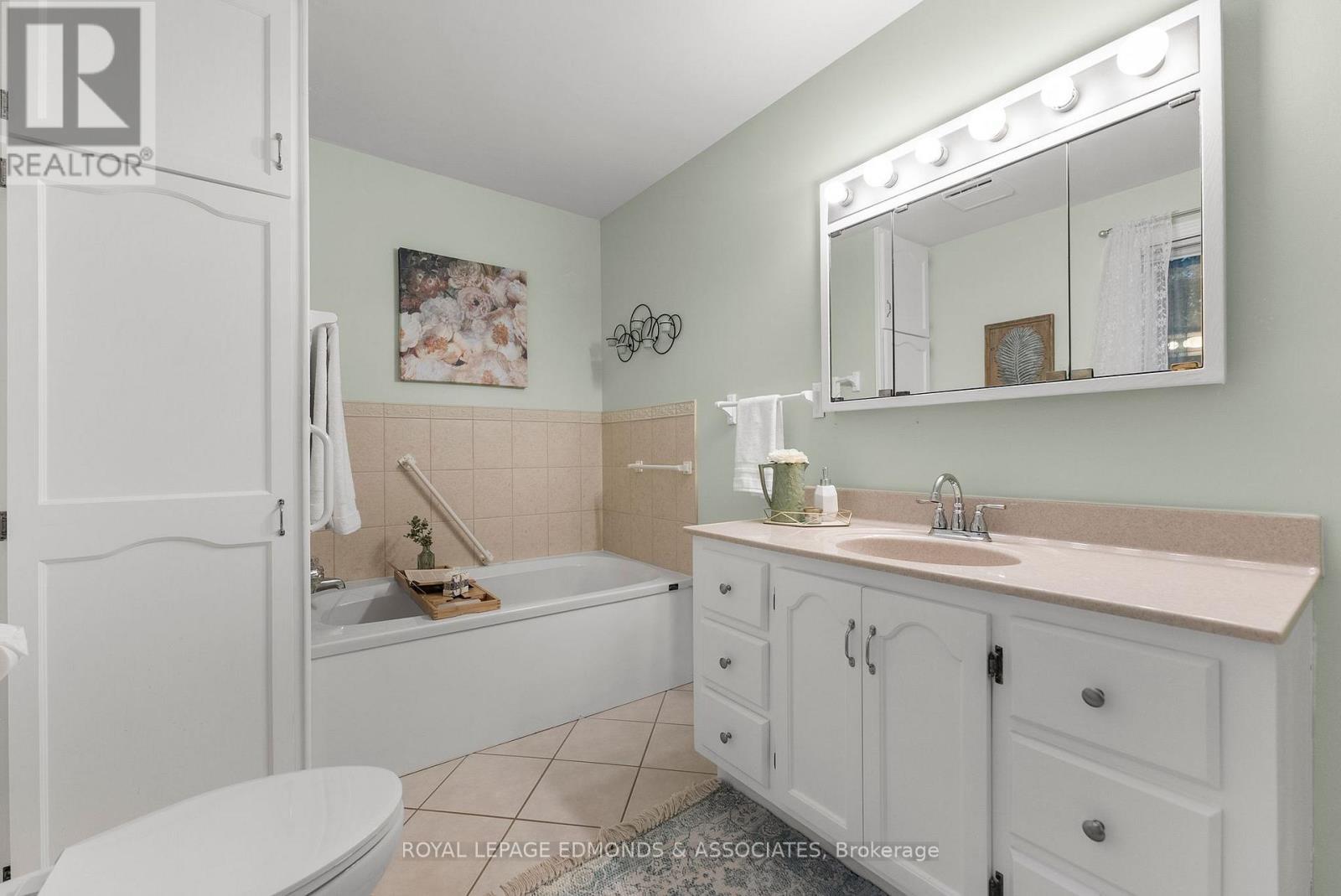 1137 Locksley Road, Laurentian Valley, ON - Indoor Photo Showing Bathroom