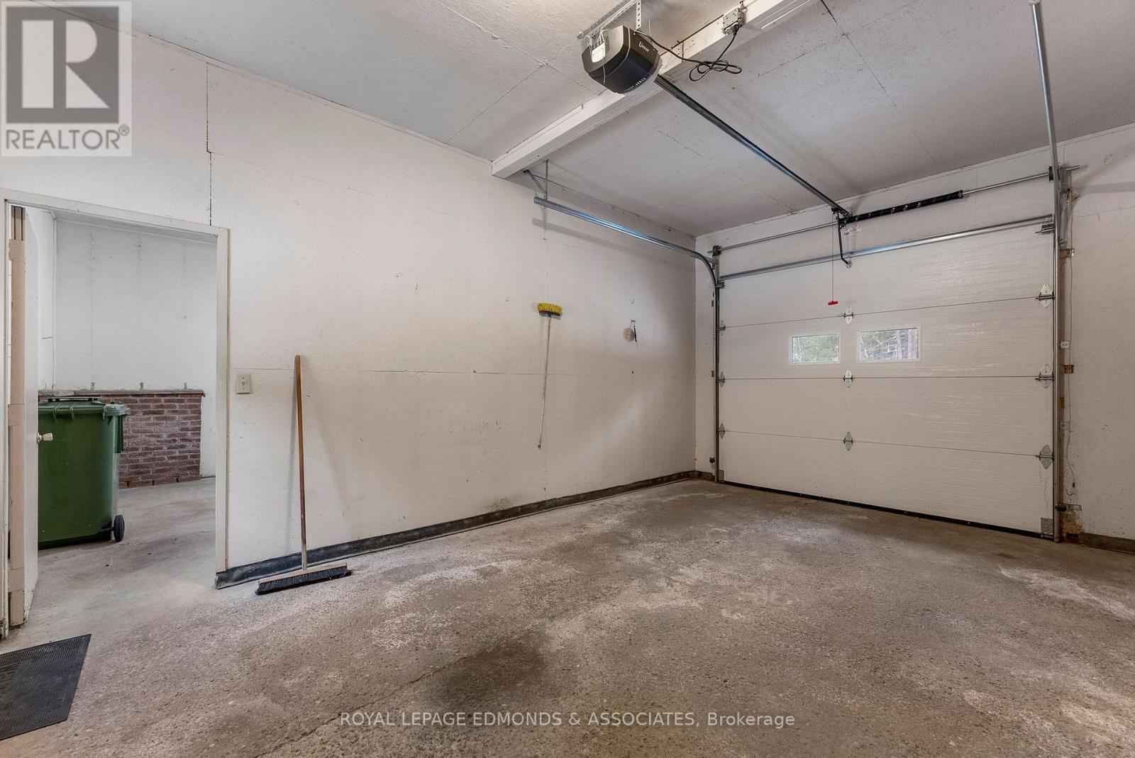 1137 Locksley Road, Laurentian Valley, ON - Indoor Photo Showing Garage