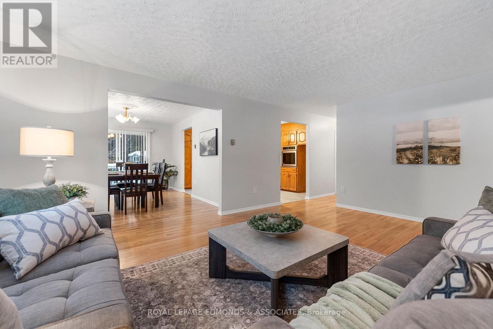 1137 Locksley Road, Laurentian Valley, ON - Indoor Photo Showing Living Room