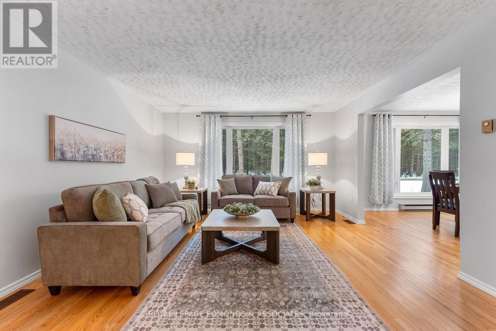 1137 Locksley Road, Laurentian Valley, ON - Indoor Photo Showing Living Room