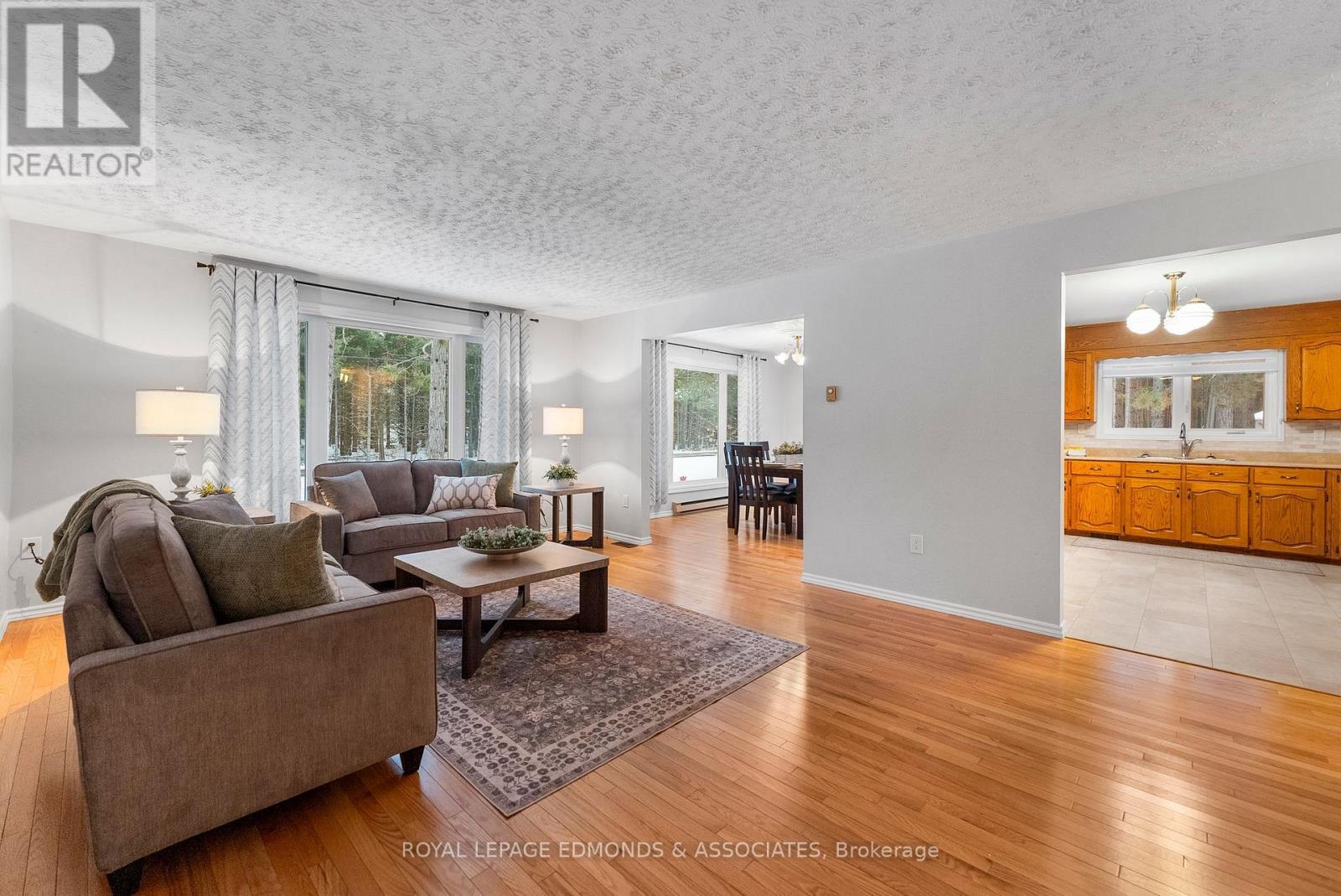 1137 Locksley Road, Laurentian Valley, ON - Indoor Photo Showing Living Room