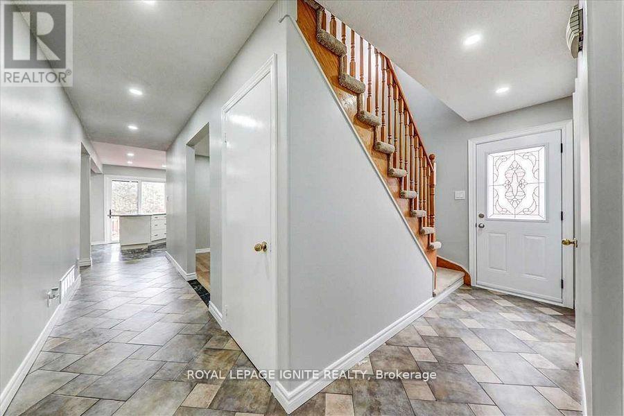 160 Twyn Rivers Drive, Pickering, ON - Indoor Photo Showing Other Room