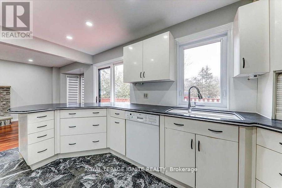 160 Twyn Rivers Drive, Pickering, ON - Indoor Photo Showing Kitchen