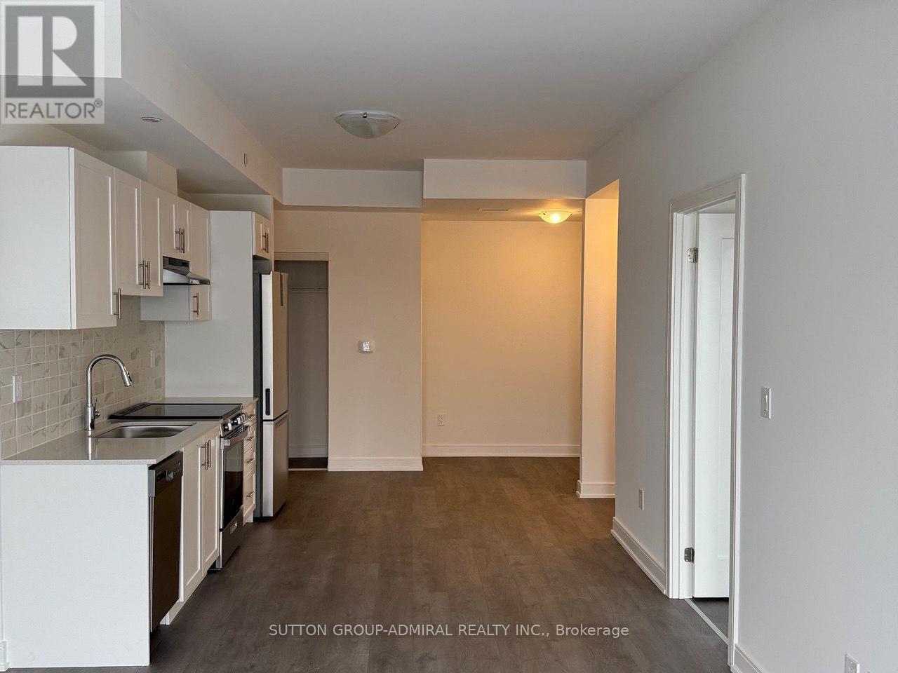 B1001 - 715 Davis Drive E, Newmarket, ON - Indoor Photo Showing Kitchen With Double Sink