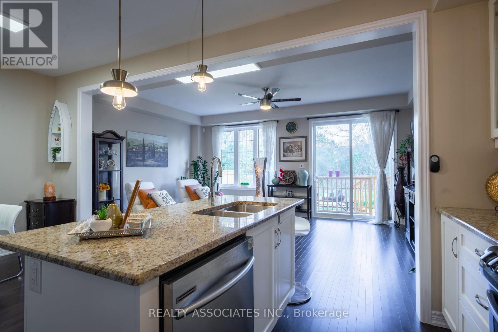 3333 Mockingbird Common E, Oakville, ON - Indoor Photo Showing Kitchen With Double Sink