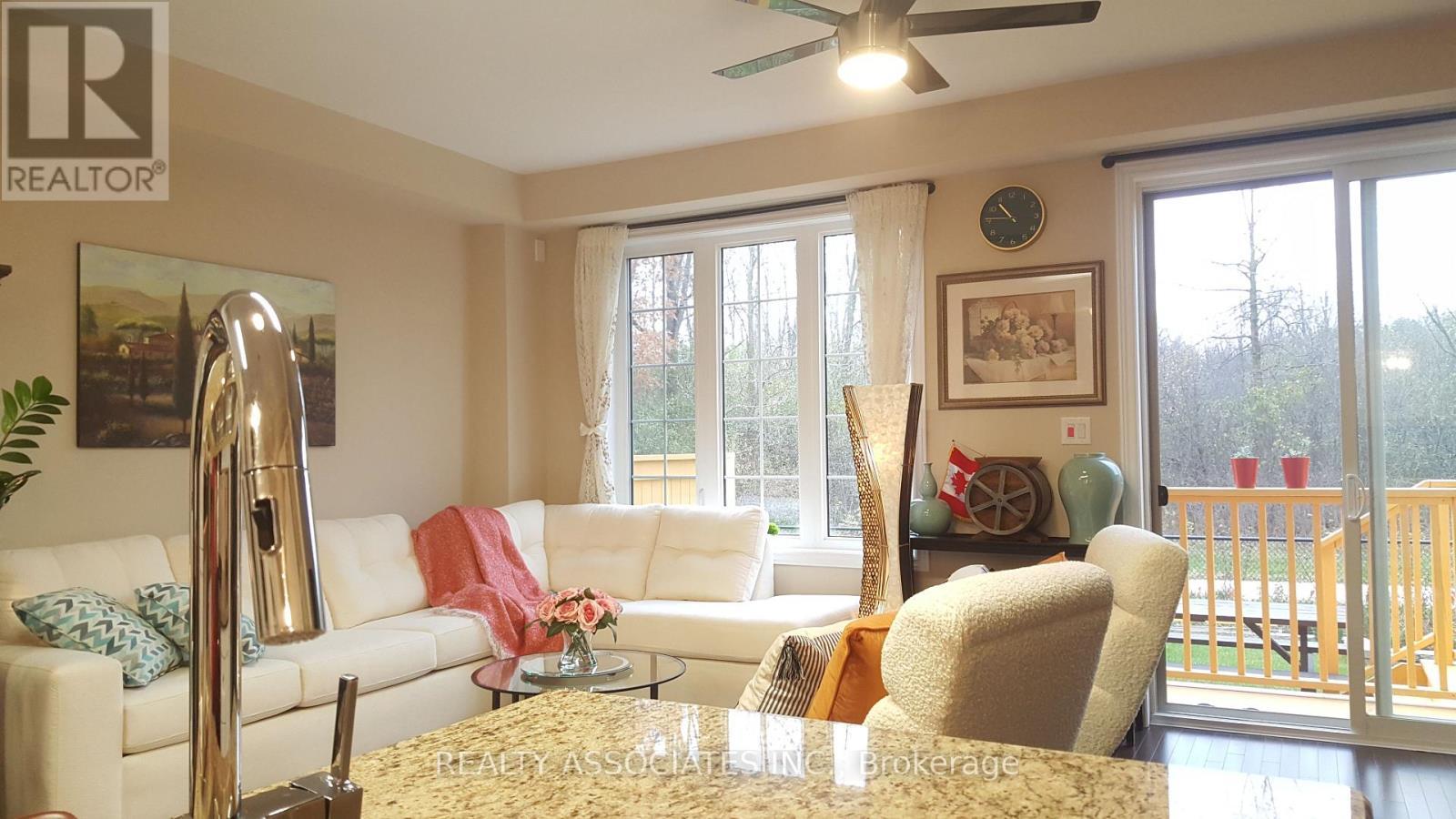 3333 Mockingbird Common E, Oakville, ON - Indoor Photo Showing Living Room