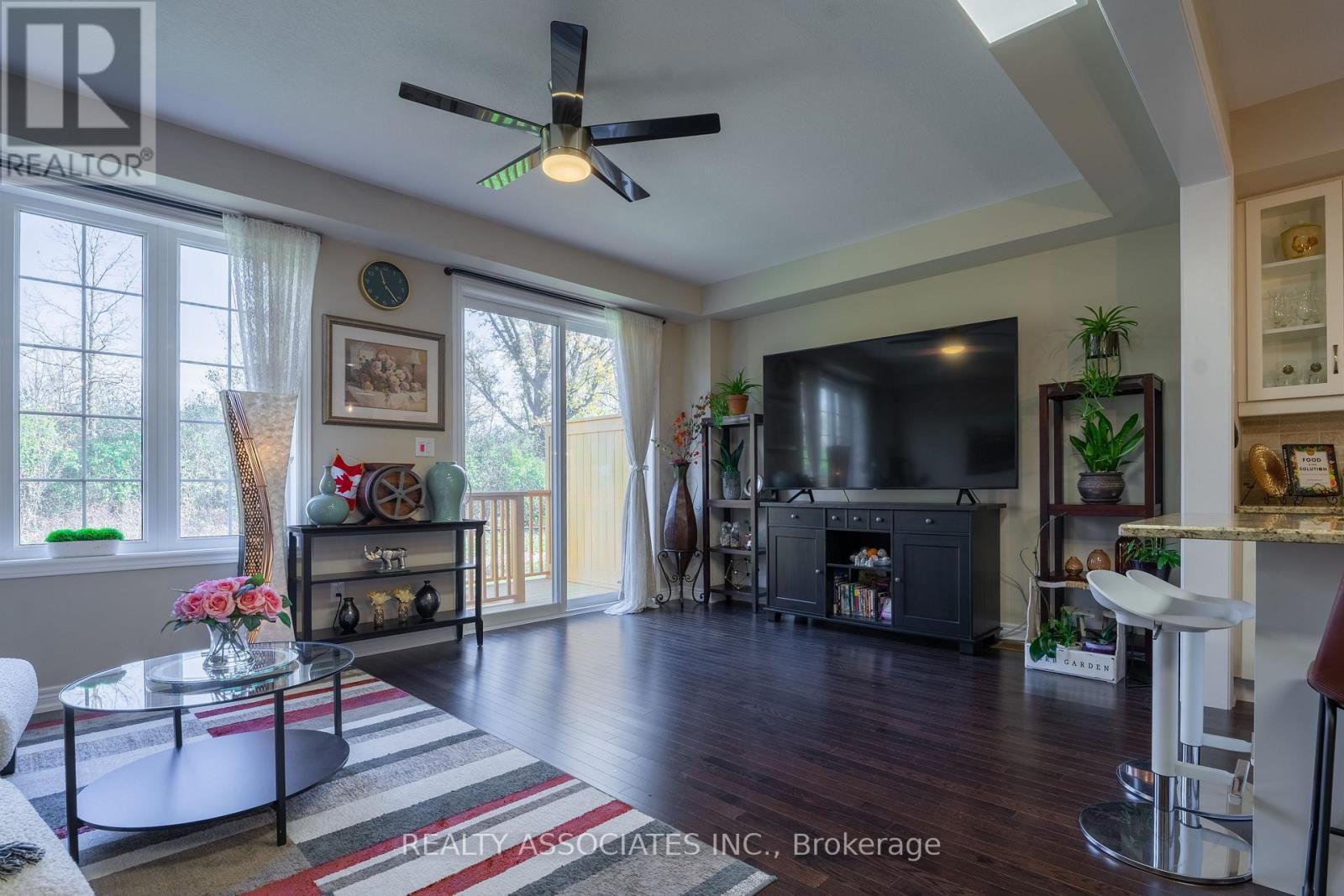 3333 Mockingbird Common E, Oakville, ON - Indoor Photo Showing Living Room