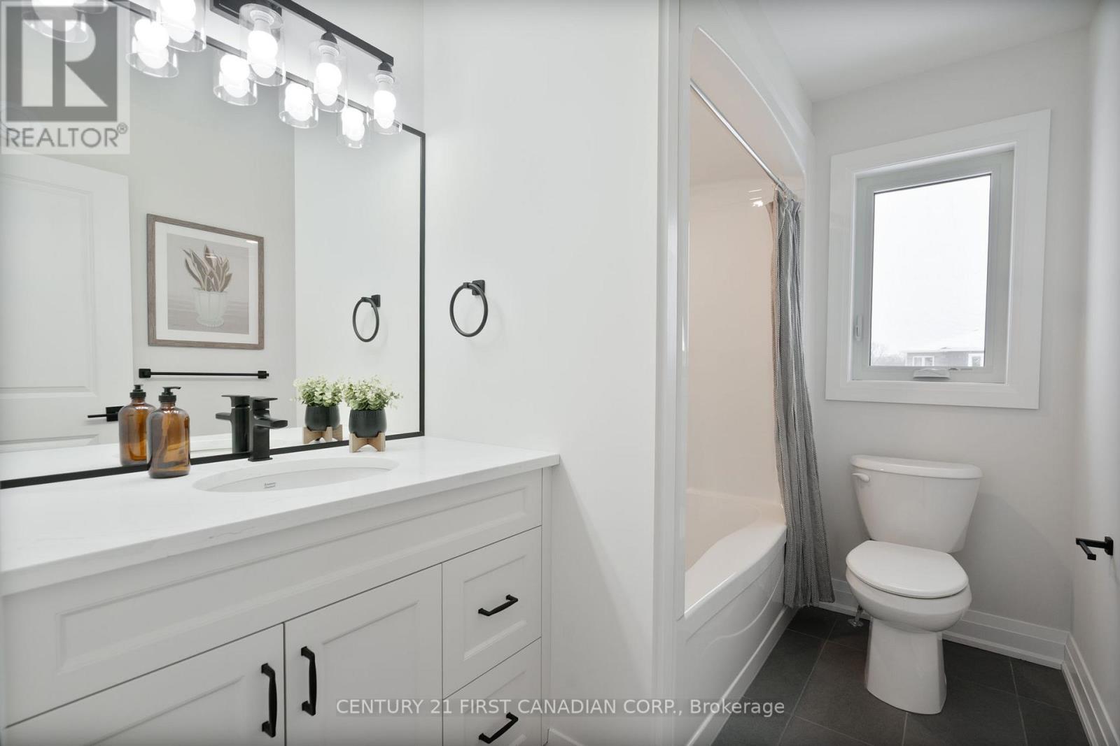 64 Postma Crescent, North Middlesex (Ailsa Craig), ON - Indoor Photo Showing Bathroom