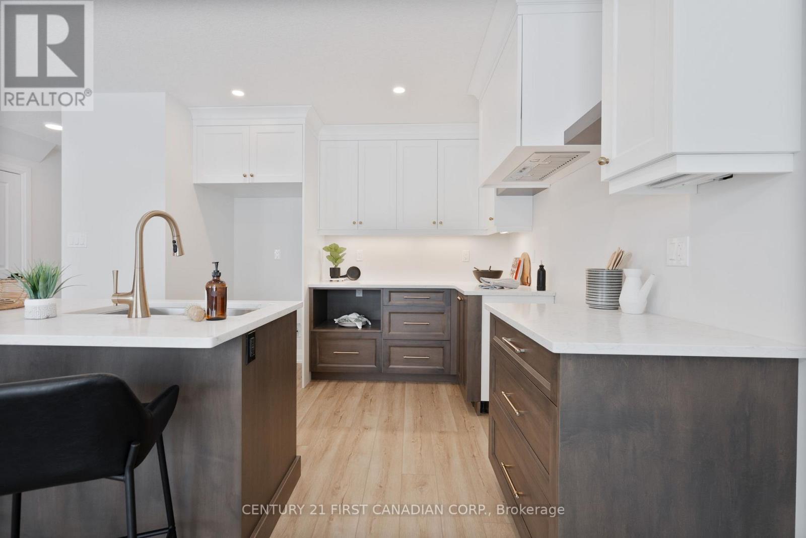64 Postma Crescent, North Middlesex (Ailsa Craig), ON - Indoor Photo Showing Kitchen With Upgraded Kitchen