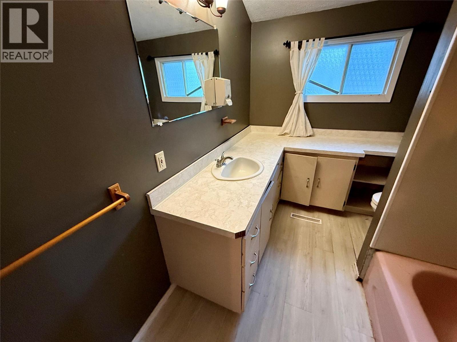 273 Railway Lane, Trail, BC - Indoor Photo Showing Bathroom