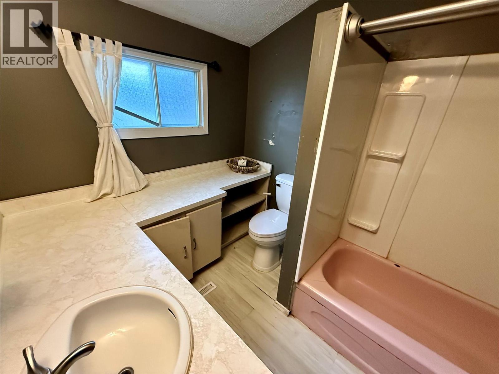 273 Railway Lane, Trail, BC - Indoor Photo Showing Bathroom