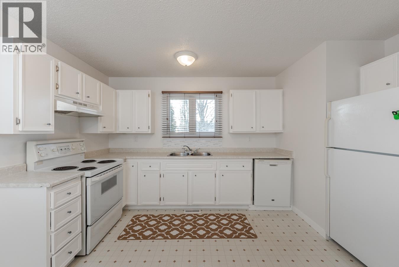 479 Dornbierer Crescent, Prince George, BC - Indoor Photo Showing Kitchen With Double Sink