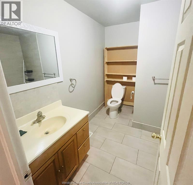 4 Hazelton Street, Leamington, ON - Indoor Photo Showing Bathroom