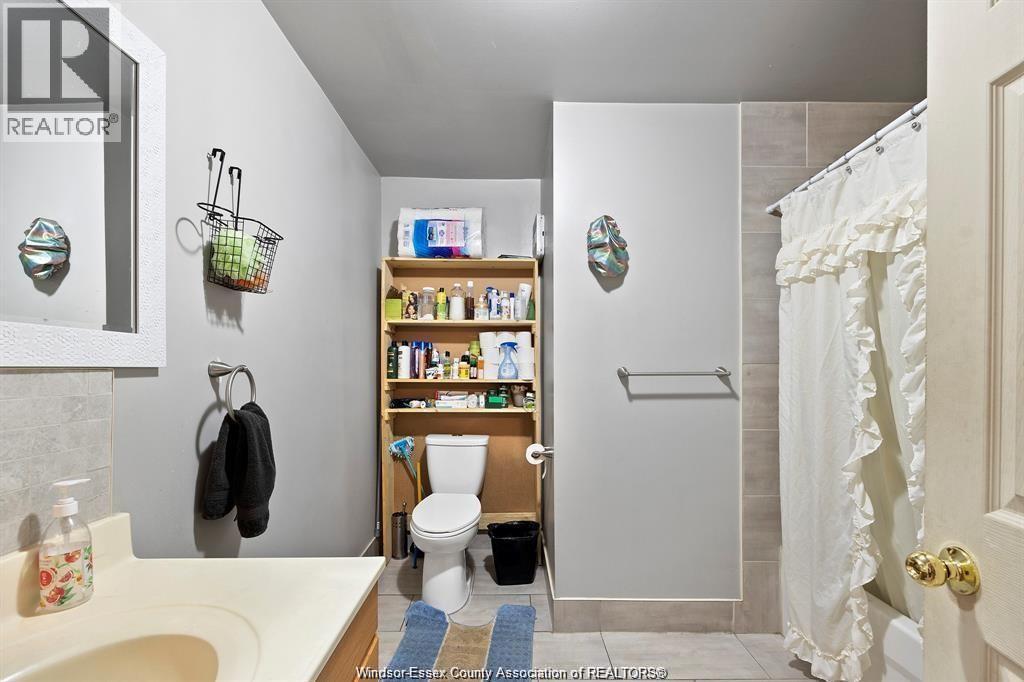 4 Hazelton Street, Leamington, ON - Indoor Photo Showing Bathroom